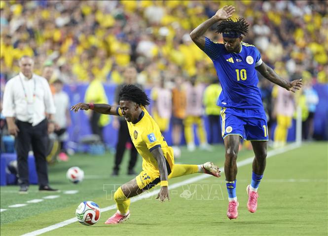 Pha tranh bóng giữa cầu thủ Leandro Bacuna đội tuyển Curacao và Angelo Preciado đội tuyển Ecuador. Ảnh: THX/TTXVN