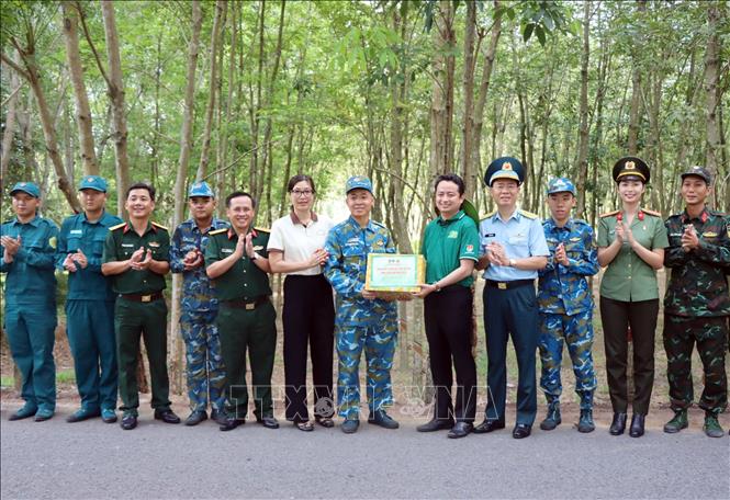 Ban Tổ chức trao tặng phần quà hỗ trợ các đơn vị tham gia Chiến dịch tình nguyện Hành quân xanh lần thứ 20 năm 2026. Ảnh: Trung Tuyến - TTXVN