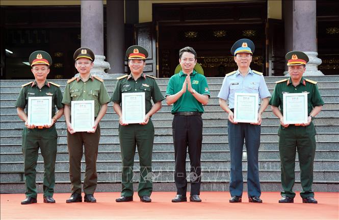 Ban tổ chức trao tặng thư cảm ơn đến các đơn vị đồng hành, hỗ trợ cùng Chiến dịch tình nguyện Hành quân xanh năm 2026. Ảnh: Trung Tuyến - TTXVN 