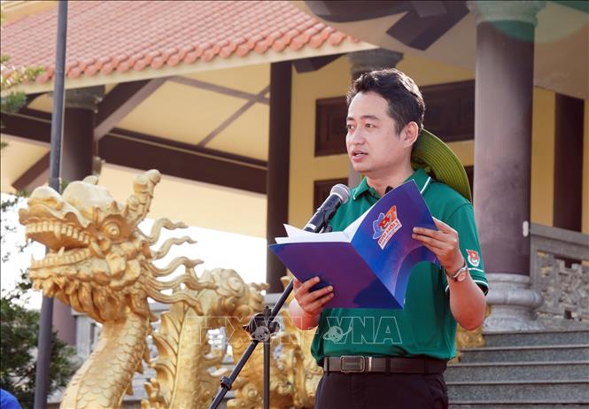 Anh Lê Tuấn Anh, Phó Bí thư Thành Đoàn, Chủ tịch Hội Liên hiệp Thanh niên Việt Nam TP Hồ Chí Minh phát biểu tại Ngày hoạt động cao điểm “20 năm Hành quân xanh - Dấu chân tình nguyện, vì nhân dân phục vụ”. Ảnh: Trung Tuyến - TTXVN 