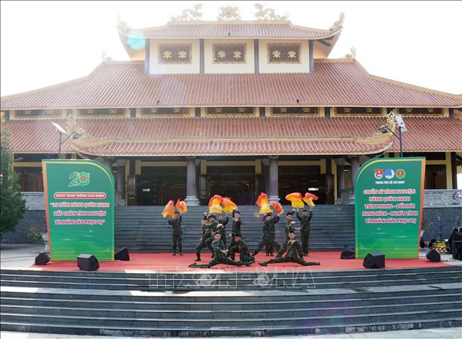 Tiết mục nhảy hiện đại “Hào khí Việt Nam” do đoàn viên, thanh niên biểu diễn tại Ngày hoạt động cao điểm “20 năm Hành quân xanh - Dấu chân tình nguyện, vì nhân dân phục vụ”. Ảnh: Trung Tuyến - TTXVN