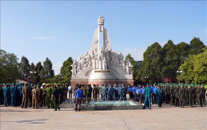 Cán bộ, chiến sĩ, đoàn viên, thanh niên các lực lượng vũ trang tham gia lễ dâng hương tại Tượng đài Chiến khu Vĩnh Lợi trong Ngày hoạt động cao điểm “20 năm Hành quân xanh - Dấu chân tình nguyện, vì nhân dân phục vụ”. Ảnh: Trung Tuyến - TTXVN