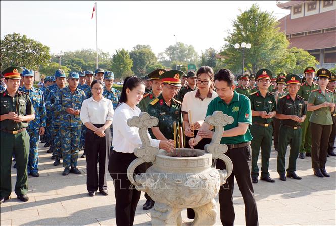 Đại biểu cùng cán bộ, chiến sĩ, đoàn viên, thanh niên dâng hương tưởng niệm các Anh hùng liệt sĩ tại Tượng đài Chiến khu Vĩnh Lợi. Ảnh: Trung Tuyến - TTXVN