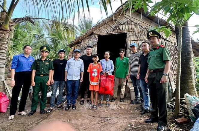 Đồn Biên phòng An Thạnh Ba phối hợp cùng nhiều tổ chức, cá nhân tặng quà cho người nghèo tại xã Cù Lao Dung. Ảnh: TTXVN phát 
