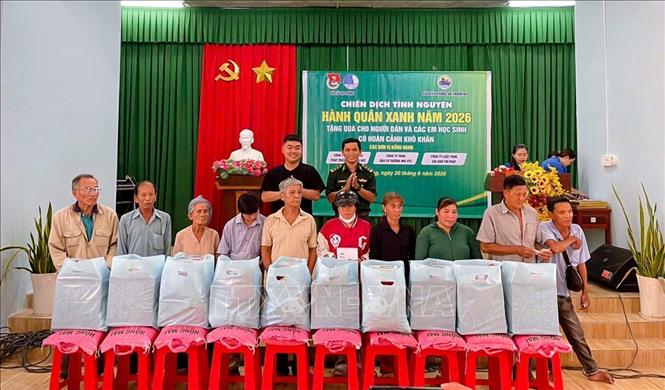 Đồn Biên phòng An Thạnh Ba phối hợp cùng nhiều tổ chức, cá nhân tặng quà cho người nghèo tại xã Cù Lao Dung. Ảnh: TTXVN phát 
