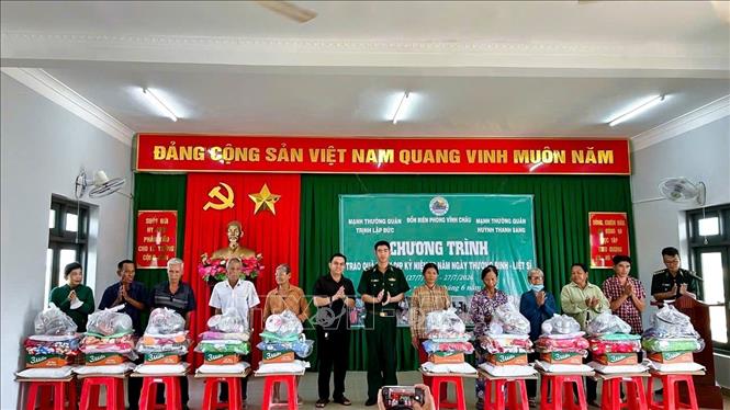 Đồn Biên phòng Vĩnh Châu phối hợp mạnh thường quân tặng quà cho người nghèo, gia đình chính sách. Ảnh: TTXVN phát