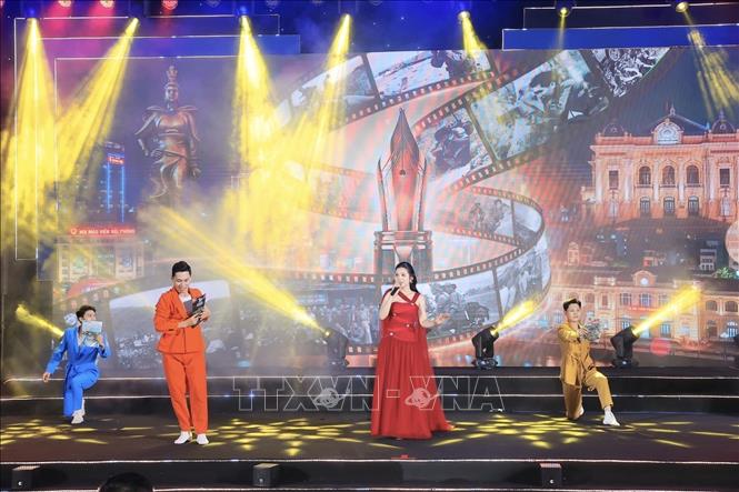 Tiết mục văn nghệ chào mừng. Ảnh: Minh Quyết - TTXVN