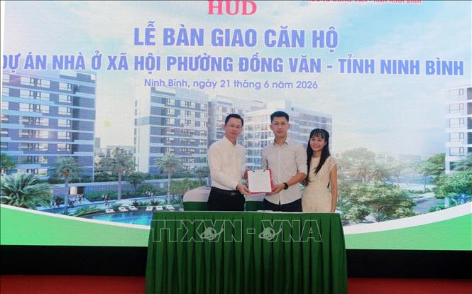 Trao biên bản bàn giao nhà cho cư dân. Ảnh: Nguyễn Chinh - TTXVN