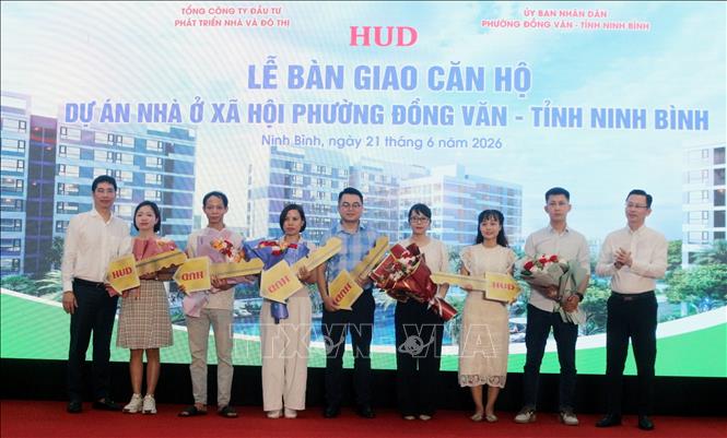 Tổng Công ty Đầu tư phát triển nhà và đô thị trao chìa khóa tượng trưng cho các hộ gia đình đầu tiên. Ảnh: Nguyễn Chinh - TTXVN