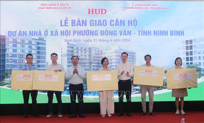 Tổng Công ty Đầu tư phát triển nhà và đô thị tặng quà cho những cư dân đầu tiên nhận căn hộ. Ảnh: Nguyễn Chinh - TTXVN