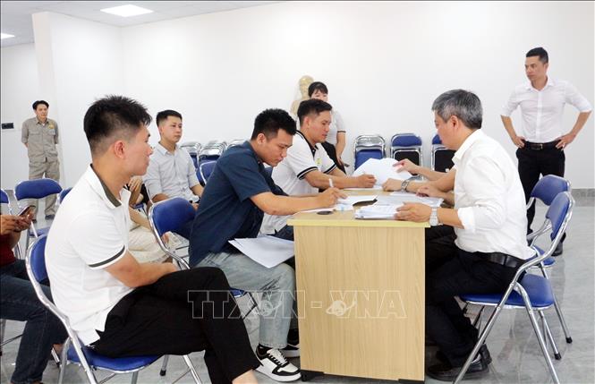 Các cư dân làm thủ tục nhận bàn giao căn hộ. Ảnh: Nguyễn Chinh - TTXVN
