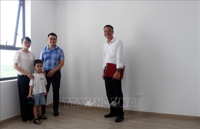 Những cư dân đầu tiên nhận căn hộ thuộc dự án Đầu tư xây dựng khu nhà ở xã hội phường Đồng Văn. Ảnh: Nguyễn Chinh – TTXVN
