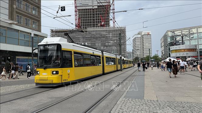 Hệ thống xe điện (Tram) chạy xuyên suốt quảng trường Alexanderplatz - trung tâm du lịch nổi tiếng của Berlin, nổi bật với Đồng hồ thế giới, Tháp truyền hình Berlin... Ảnh: Thuỳ Linh - PV TTXVN tại Đức