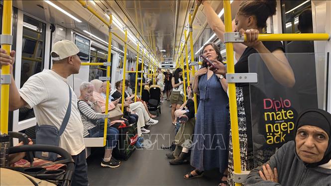 Tàu điện ngầm (U-Bahn) luôn trong tình trạng đông hành khách. Ảnh: Thuỳ Linh - PV TTXVN tại Đức