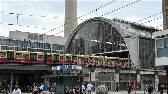 Nhà ga tàu đô thị (S-Bahn) Alexanderplatz là một địa điểm du lịch và giao thông quan trọng. Gần như ai đến Berlin cũng ghé qua hoặc chuyển tàu tại đây. Ảnh: Thuỳ Linh - PV TTXVN tại Đức