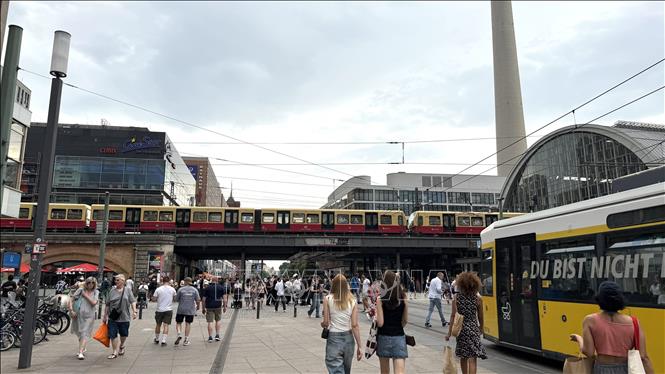 Trung tâm Alexanderplatz là một trong những tuyến giao thông bận rộn nhất Berlin, hội tụ các loại hình giao thông công cộng để phục vụ người dân và du khách. Ảnh: Thuỳ Linh - PV TTXVN tại Đức