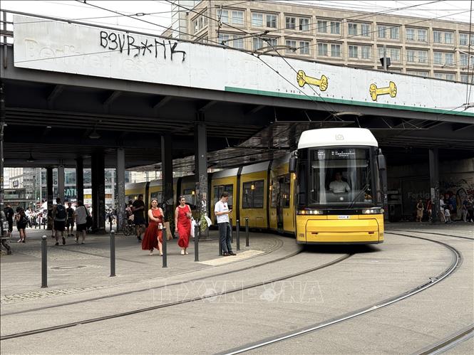 Hệ thống xe điện (Tram) là phương tiện giao thông công cộng quan trọng, đặc biệt tại khu vực phía Đông Berlin, với tổng chiều dài đường ray khoảng 193 km và 22 tuyến hoạt động. Ảnh: Thuỳ Linh - PV TTXVN tại Đức