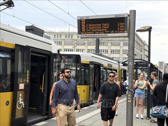 Hành khách tại một bến xe điện (Tram). Ảnh: Thuỳ Linh - PV TTXVN tại Đức