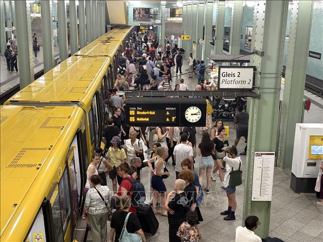 Tàu điện ngầm (U-Bahn) là lựa chọn hàng đầu của người dân Berlin cho di chuyển nội đô nhanh chóng, đặc biệt trong điều kiện thời tiết xấu hoặc quãng đường xa. Ảnh: Thuỳ Linh - PV TTXVN tại Đức