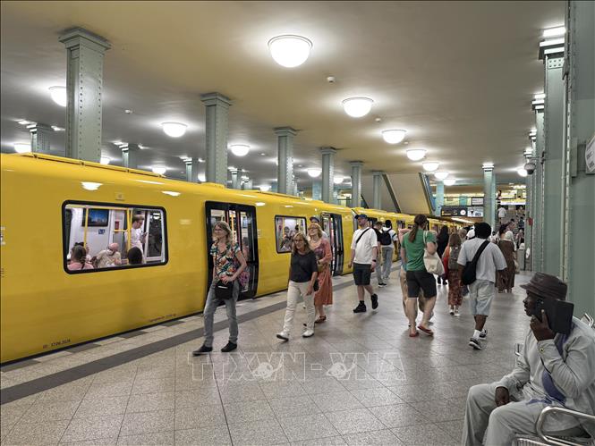 Người dân di chuyển bằng tàu điện ngầm (U-Bahn). Ảnh: Thuỳ Linh - PV TTXVN tại Đức