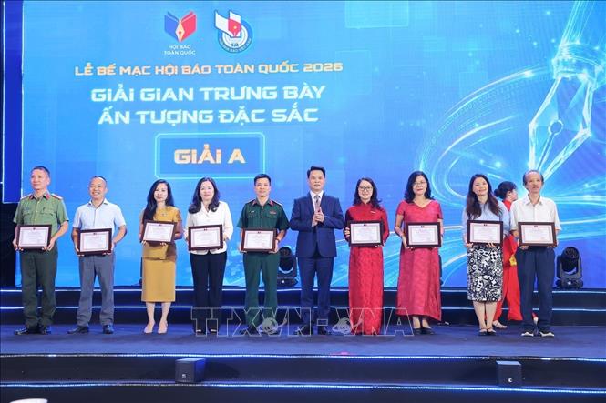 Ban tổ chức trao giải A cho các 