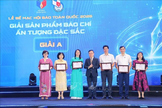 Ban tổ chức trao Giải 