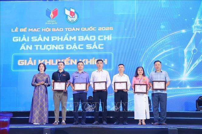 Ban tổ chức trao Giải 