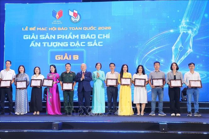 Ban tổ chức trao Giải 