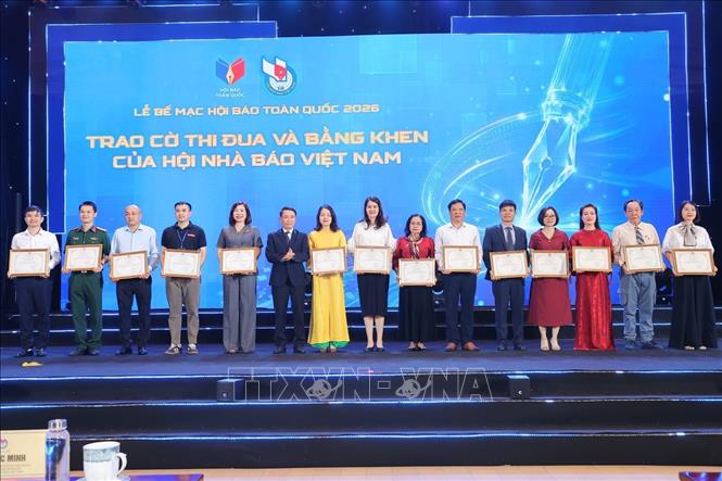 Trao Cờ thi đua và Bằng khen của Hội Nhà báo Việt Nam cho các đơn vị, cá nhân xuất sắc. Ảnh: Minh Quyết - TTXVN