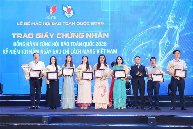 Ban tổ chức trao chứng nhận cho các đơn vị đồng hành cùng Hội báo. Ảnh: Minh Quyết - TTXVN