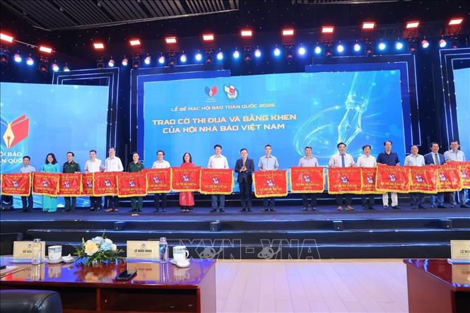 Trao Cờ thi đua và Bằng khen của Hội Nhà báo Việt Nam cho các đơn vị, cá nhân xuất sắc. Ảnh: Minh Quyết - TTXVN