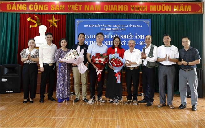 Tặng hoa chúc mừng Ban Chấp hành Chi hội Nhiếp ảnh tỉnh Sơn La khóa 5, nhiệm kỳ 2026 - 2031. Ảnh: Quang Quyết - TTXVN