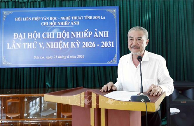 Họa sĩ Lê Chương, Chủ tịch Hội Liên hiệp Văn học Nghệ thuật tỉnh Sơn La phát biểu. Ảnh: Quang Quyết - TTXVN