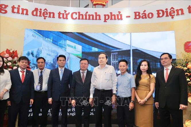 Chủ tịch Quốc hội Trần Thanh Mẫn tham quan không gian trưng bày tại Hội Báo toàn quốc 2026. Ảnh: TTXVN