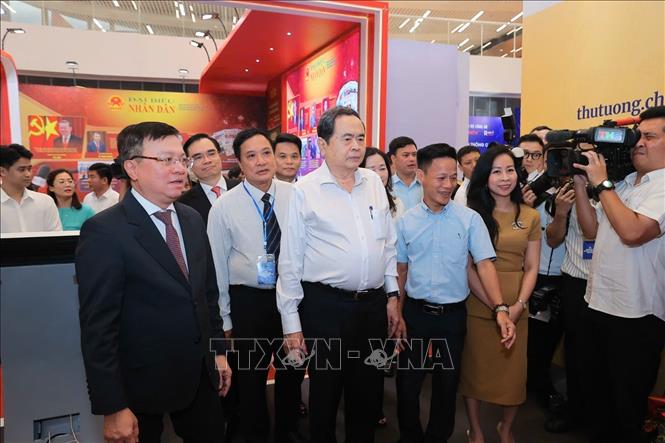 Chủ tịch Quốc hội Trần Thanh Mẫn tham quan không gian trưng bày tại Hội Báo toàn quốc 2026. Ảnh: TTXVN