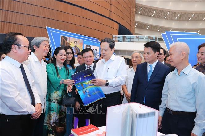 Chủ tịch Quốc hội Trần Thanh Mẫn tham quan không gian trưng bày tại Hội Báo toàn quốc 2026. Ảnh: TTXVN