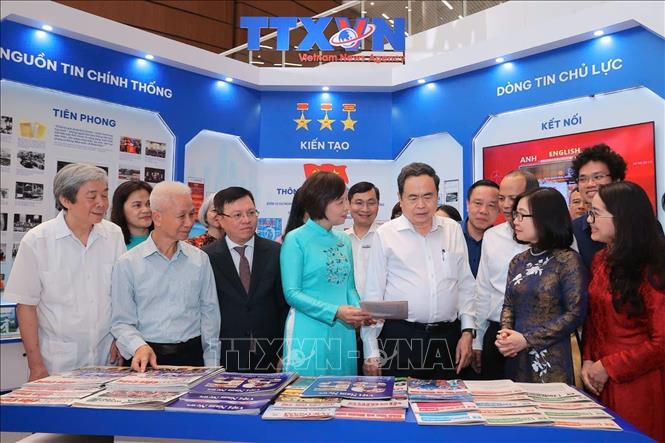 Chủ tịch Quốc hội Trần Thanh Mẫn tham quan không gian trưng bày của TTXVN trong Hội Báo toàn quốc 2026. Ảnh: TTXVN