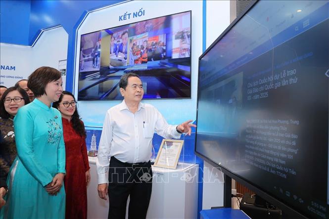 Chủ tịch Quốc hội Trần Thanh Mẫn tham quan không gian trưng bày của TTXVN trong Hội Báo toàn quốc 2026. Ảnh: TTXVN