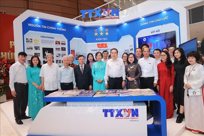 Chủ tịch Quốc hội Trần Thanh Mẫn với các đại biểu TTXVN tại Hội Báo toàn quốc 2026. Ảnh: TTXVN