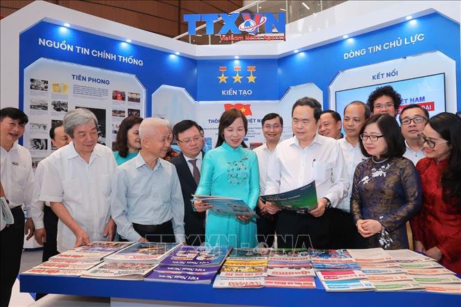 Chủ tịch Quốc hội Trần Thanh Mẫn tham quan không gian trưng bày của TTXVN trong Hội Báo toàn quốc 2026. Ảnh: TTXVN