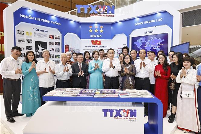 Chủ tịch Quốc hội Trần Thanh Mẫn tham quan gian trưng bày của TTXVN dự Hội báo toàn quốc 2026. Ảnh: Doãn Tấn - TTXVN 