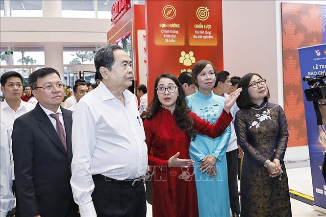 Chủ tịch Quốc hội Trần Thanh Mẫn tham quan gian trưng bày của TTXVN dự Hội báo toàn quốc 2026. Ảnh: Doãn Tấn - TTXVN