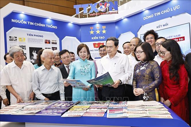 Chủ tịch Quốc hội Trần Thanh Mẫn tham quan gian trưng bày của TTXVN dự Hội báo toàn quốc 2026. Ảnh: Doãn Tấn - TTXVN