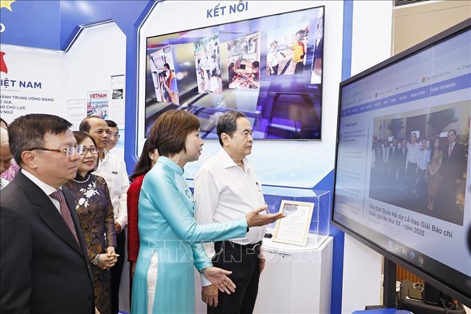 Chủ tịch Quốc hội Trần Thanh Mẫn tham quan gian trưng bày của TTXVN dự Hội báo toàn quốc 2026. Ảnh: Doãn Tấn - TTXVN