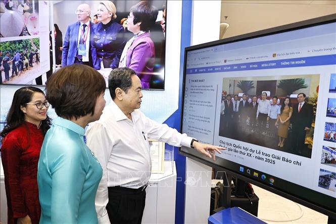 Chủ tịch Quốc hội Trần Thanh Mẫn tham quan gian trưng bày của TTXVN dự Hội báo toàn quốc 2026. Ảnh: Doãn Tấn - TTXVN