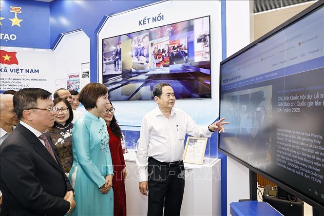 Chủ tịch Quốc hội Trần Thanh Mẫn tham quan gian trưng bày của TTXVN dự Hội báo toàn quốc 2026. Ảnh: Doãn Tấn - TTXVN