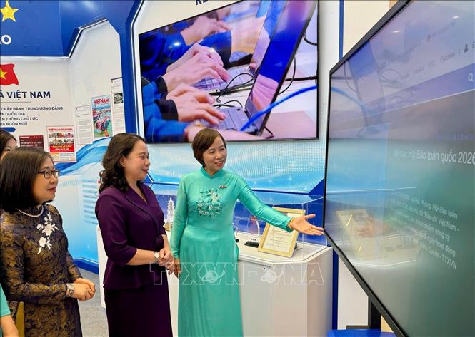 Phó Chủ tịch nước Võ Thị Ánh Xuân tham quan gian trưng bày của TTXVN tại Hội Báo toàn quốc 2026. Ảnh: TTXVN