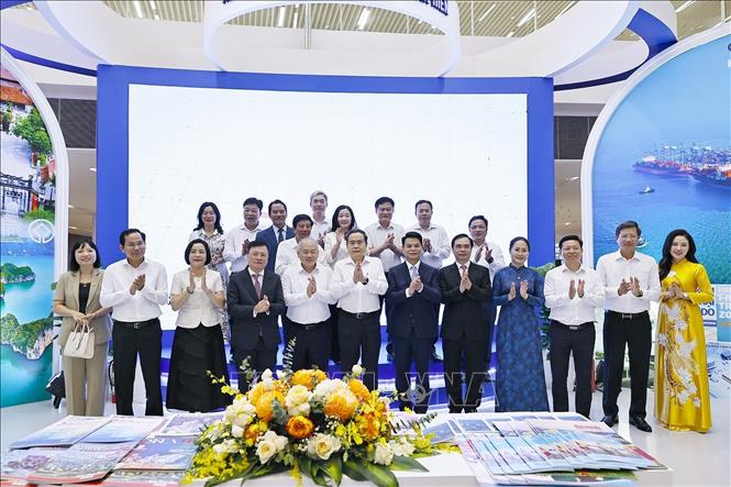 Chủ tịch Quốc hội Trần Thanh Mẫn tham quan gian trưng bày của Cơ quan Báo và Phát thanh, Truyền hình Hải Phòng dự Hội báo toàn quốc 2026. Ảnh: Doãn Tấn - TTXVN