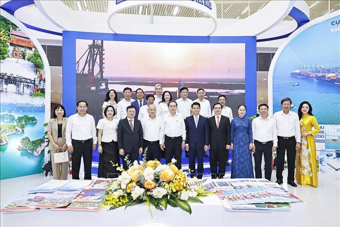Chủ tịch Quốc hội Trần Thanh Mẫn tham quan gian trưng bày của Cơ quan Báo và Phát thanh, Truyền hình Hải Phòng dự Hội báo toàn quốc 2026. Ảnh: Doãn Tấn - TTXVN