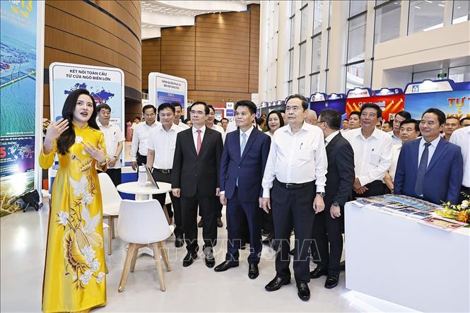 Chủ tịch Quốc hội Trần Thanh Mẫn tham quan gian trưng bày của Cơ quan Báo và Phát thanh, Truyền hình Hải Phòng dự Hội báo toàn quốc 2026. Ảnh: Doãn Tấn - TTXVN